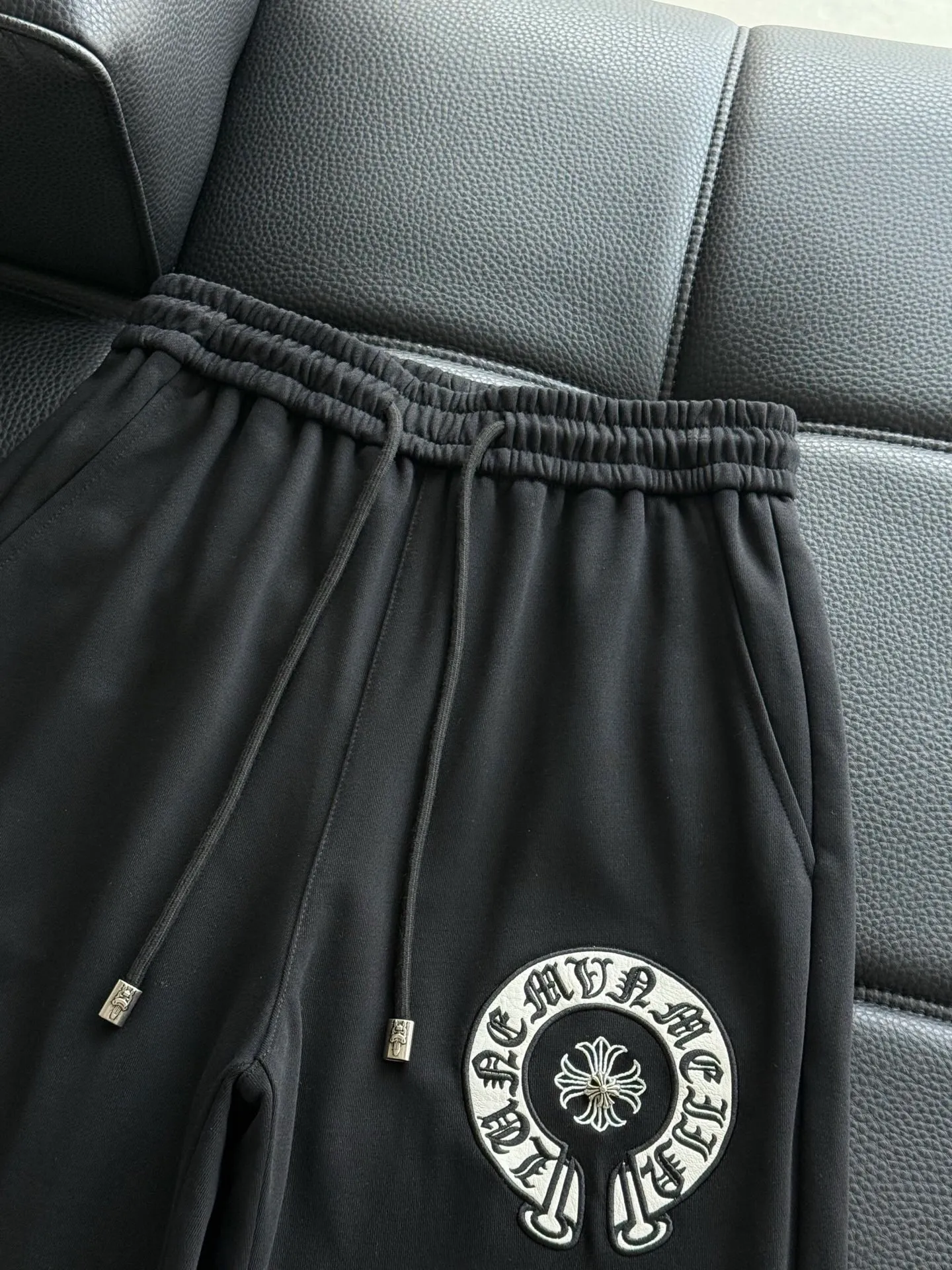P486 ChromeHearts ChromeHearts terry trousers, pursuit of quality and absolute guarantee of quality! The texture is clearly visible, the texture is soft, delicate and smooth, and the customized three-dimensional embroidery and leather craftsmanship are full of drape! The workmanship is fine and the shoulder lines are smooth. All imported chain machines are used to make the shoulder rolling strips. It has a certain thickness and is not made of cheap material but has a shiny feel that is comfortable and not tight on the upper body. It is the most avant-garde street item that can be easily matched by both men and women!  Color: black white Size: m-3xl Style number: 3750